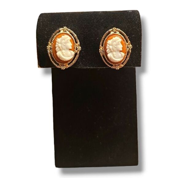 Vintage Cameo Screwback Earrings - Picture 10 of 10